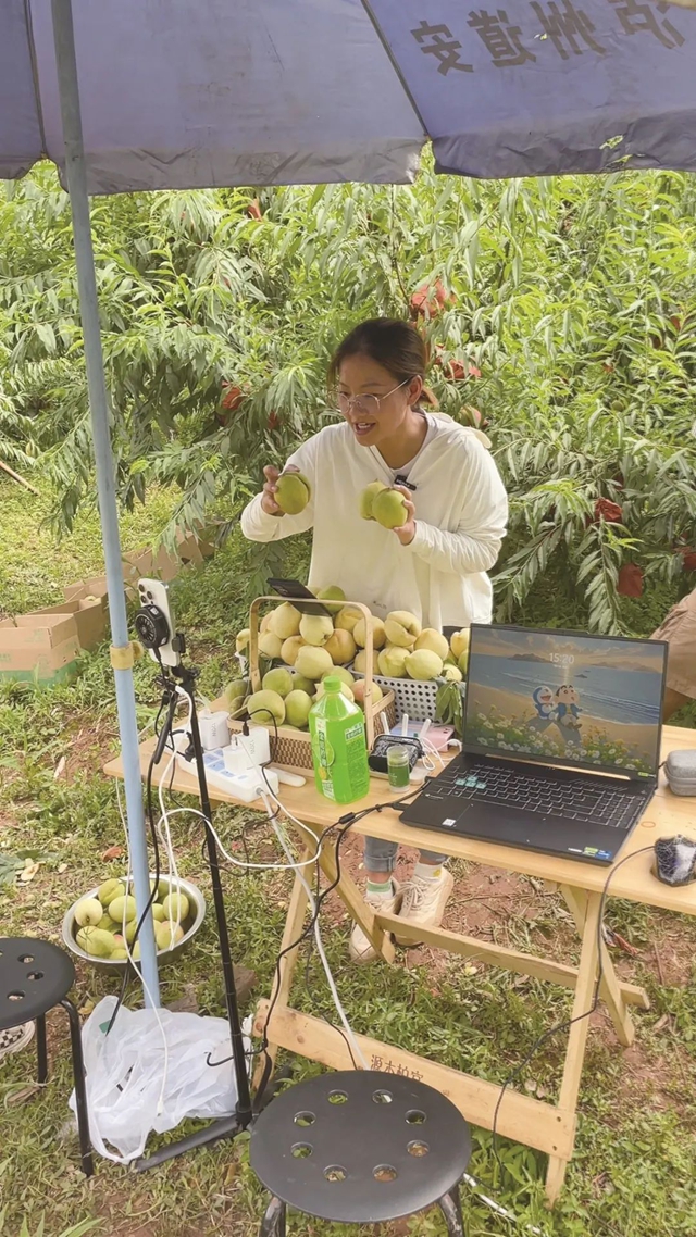 泸州00后当“村播”，直播4天助农卖出600斤桃