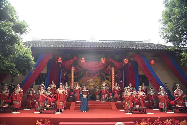 刷屏了！内江市隆昌16对新人在古寨办 “零彩礼” 中式婚典——