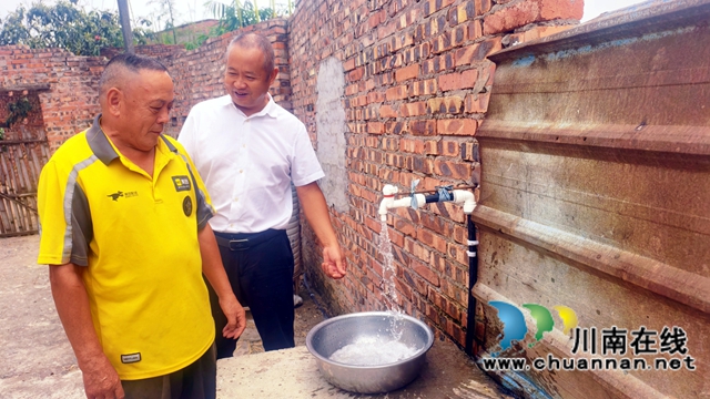 图1：刘勇（右）看到清澈的自来水脸上溢满笑容 周超文摄.jpg