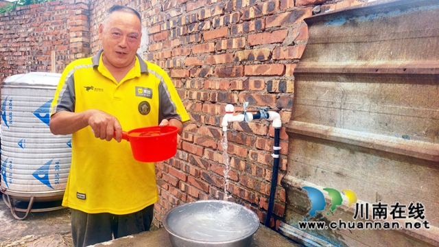 图3：告别找水喝村民乐开怀 周超文摄.jpg