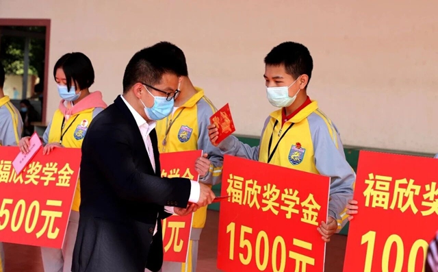 开学季!泸州福欣医院助学金陆续发放!(图6) 6.jpg