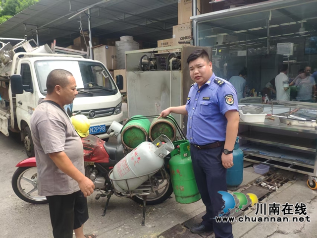 筑牢师生安全防线|龙马潭区开展燃气安全“校园周边+校内”双巡查(图1) 工1.jpg