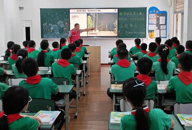 地灾科普进校园 筑牢安全“防护”墙|泸州自规系统深入各校开讲开学第一课(图1) 1.jpg