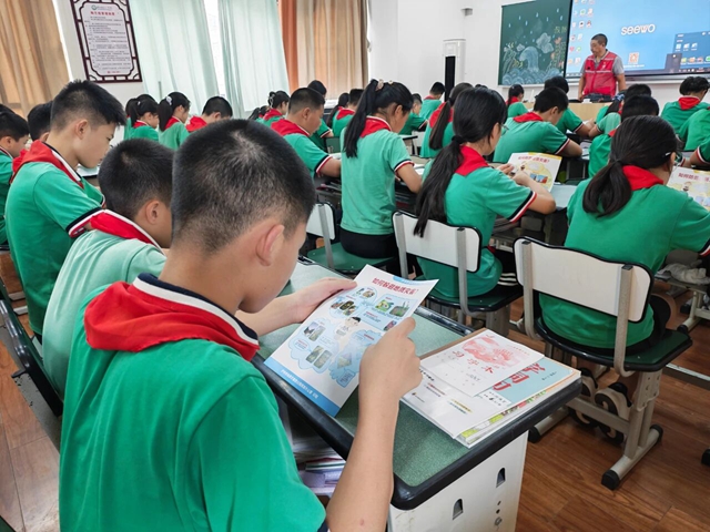 地灾科普进校园 筑牢安全“防护”墙|泸州自规系统深入各校开讲开学第一课(图2) 2.jpg