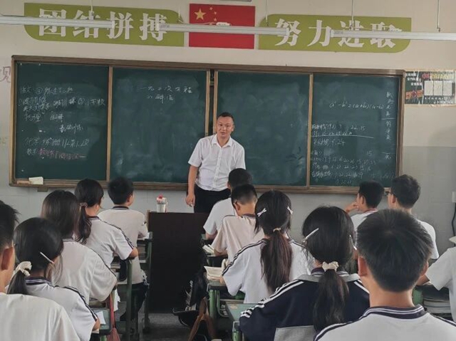 榜样力量·杏坛芬芳|泸县天兴镇2025年优秀教师武良(图2) 良2.jpg