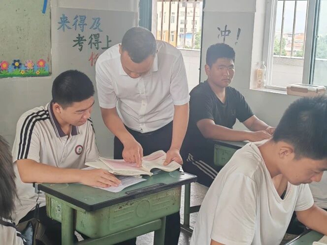 榜样力量·杏坛芬芳|泸县天兴镇2025年优秀教师武良(图3) 良3.jpg