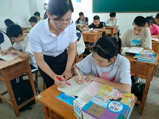 榜样力量·杏坛芬芳|泸县天兴镇2025年优秀教师陈远斌(图4) 程4.jpg