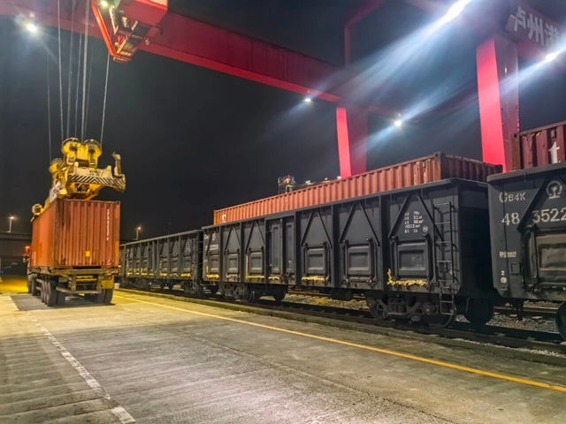 泸州中亚班列启程，成泸共建共享中欧班列枢纽体系