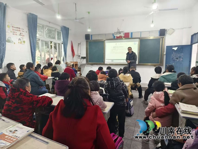 青山育桃李坚守丹心一片,黑板写春秋传扬薪火千年一一评合江融媒推出的向山而行的“点灯人”(图1) 1.jpg