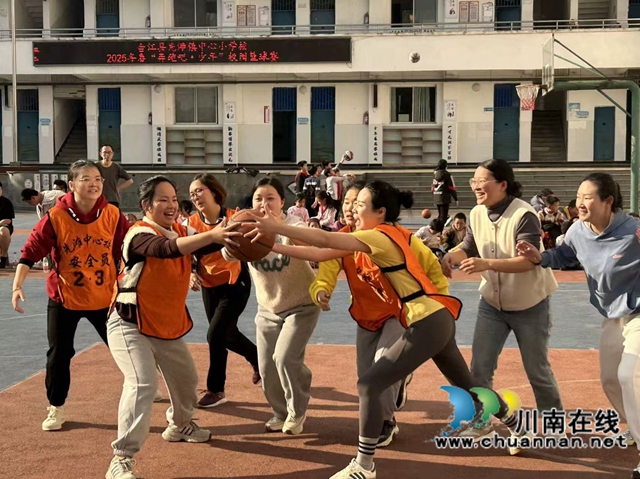 青山育桃李坚守丹心一片,黑板写春秋传扬薪火千年一一评合江融媒推出的向山而行的“点灯人”(图3) 3.jpg