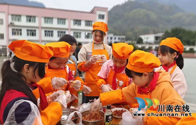 青山育桃李坚守丹心一片,黑板写春秋传扬薪火千年一一评合江融媒推出的向山而行的“点灯人”(图5) 5.jpg