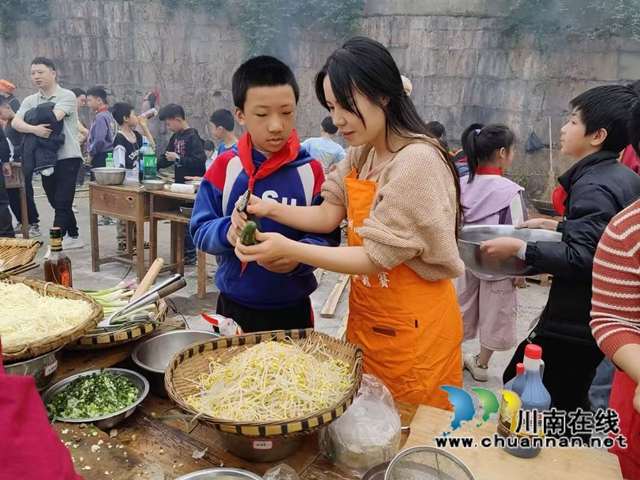 青山育桃李坚守丹心一片,黑板写春秋传扬薪火千年一一评合江融媒推出的向山而行的“点灯人”(图6) 6.jpg