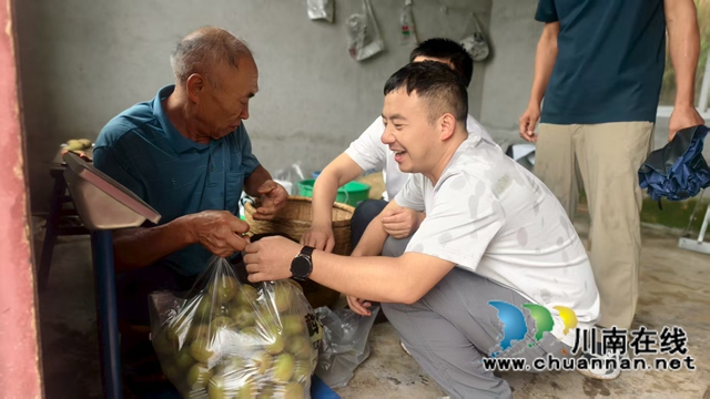 图2：王韬等工作队员助农销售猕猴桃 周超文.jpg