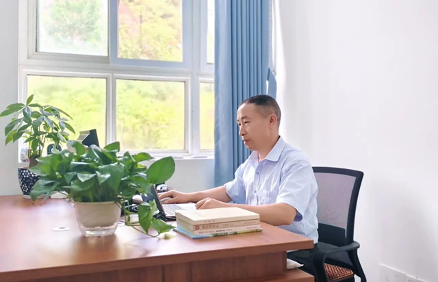 师者如光 | 先维强:深耕基础教育36载 匠心筑梦育桃李(图2) 2.jpg