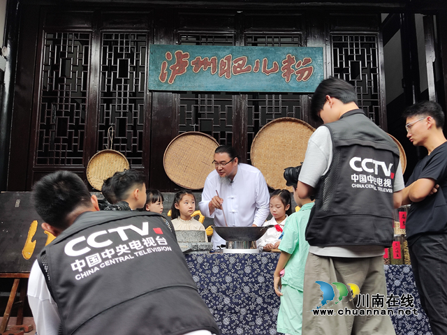 央视少儿频道《大风车》走进泸州 聚焦泸州肥儿粉拍摄