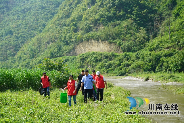 叙永县多部门联合巡河.jpg
