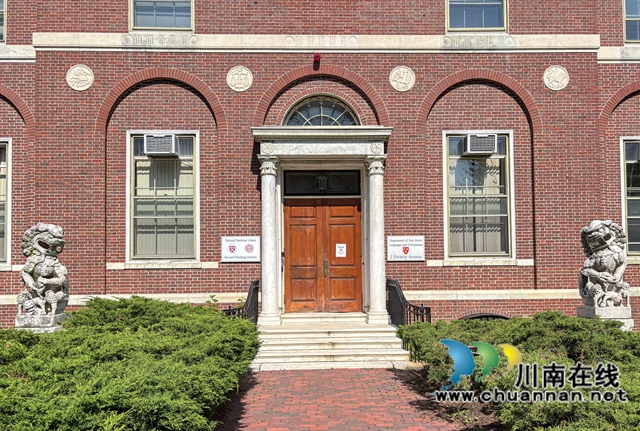 叙永文人向美国哈佛大学哈佛燕京图书馆捐赠10本图书(图15) 哈佛大学燕京图书馆(正门) 颜林摄影_IMG_9853-3a.jpg