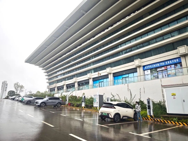 不再“找桩难”！ 宜宾今年已新建充电接口834个