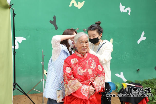 老年夫妻们在志愿者的帮助下，画上精致的妆容，换上西装、中山装、婚纱、旗袍等服装.JPG