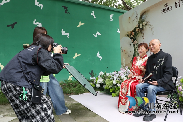 摄影志愿者为老年夫妻拍摄婚拍照片.JPG.JPG