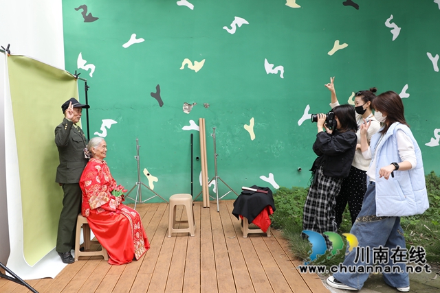 摄影志愿者为老年夫妻拍摄婚拍照片.JPG (2).JPG