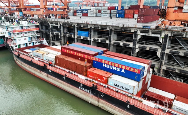 “千里轻舟”四川宜宾港—重庆果园港锂电池航线首航