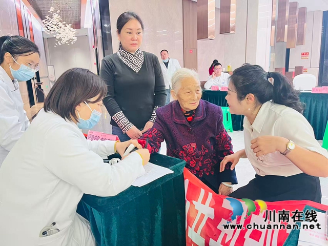 为老年人义诊（龙洪艳摄）.jpg