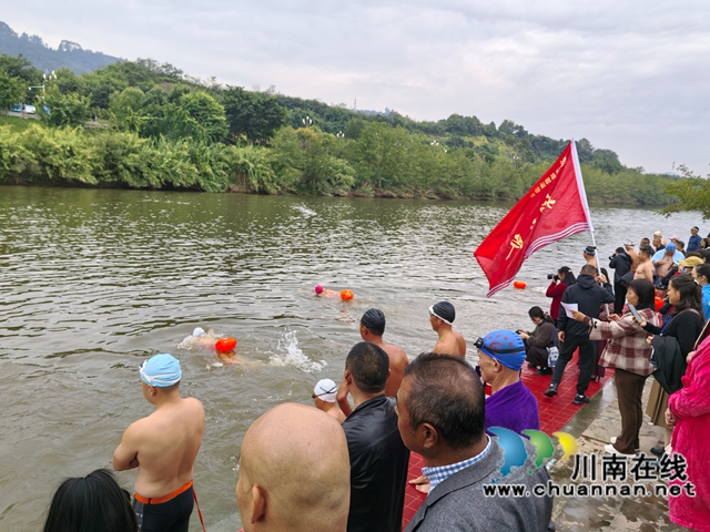 泸县游泳爱好者联谊会成立第十二周年游泳比赛现场（曾佐然摄）.jpg