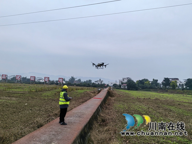 无人机施肥施药（曾佐然摄）.jpg