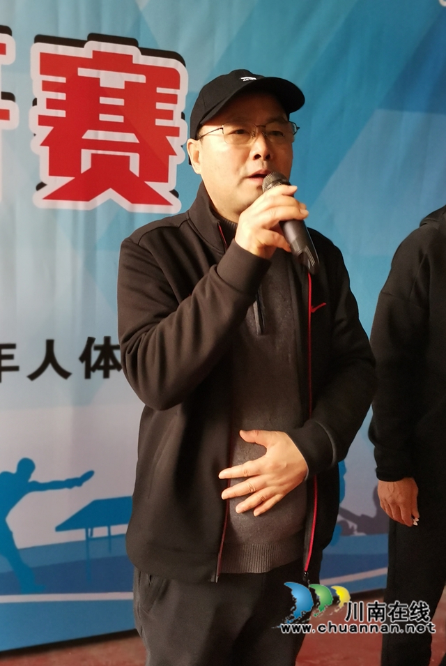泸县老体协常务副主席游书勇宣布比赛开赛.jpg