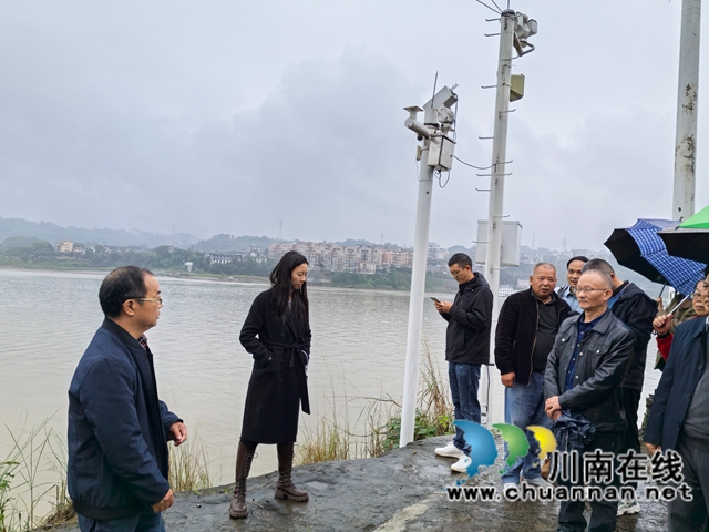 在神臂城码头调研（曾佐然摄）.jpg