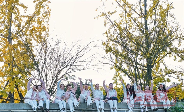 草地上“长”满了人!江阳开启全城日光浴模式(图1) 1.jpg