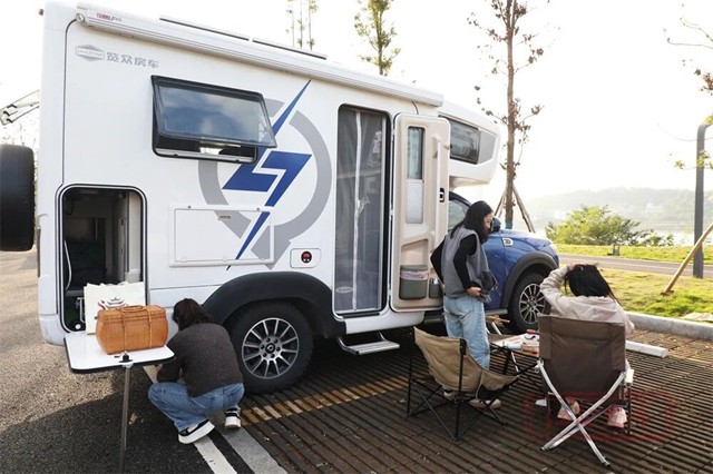 草地上“长”满了人!江阳开启全城日光浴模式(图14) 14.jpg