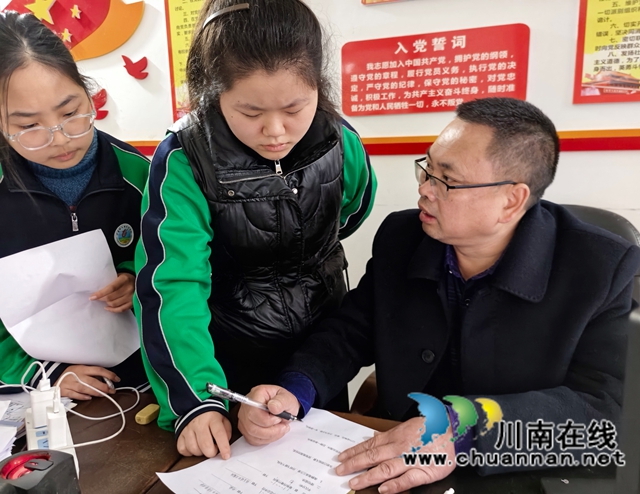 罗志平在辅导学生 (2).jpg