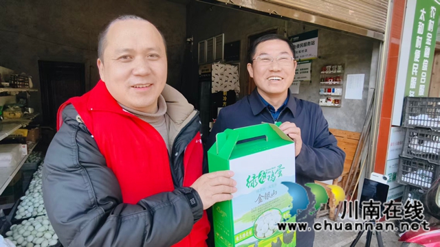 图1：张国友（左）帮养殖企业卖鸡蛋 周超文摄.jpg