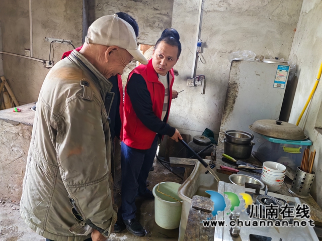 图5：张国友让欧志远老人喝上放心水 周超文摄.jpg