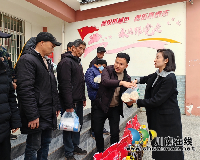 慰问组在泸县嘉明镇秀水社区向困难农民工代表送上暖心生活用品.jpg