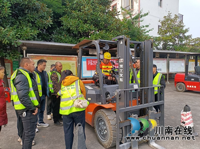 泸县2025年今冬明春返乡农民工叉车技能培训2.jpg
