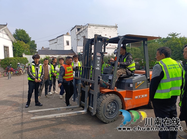 泸县2025年今冬明春返乡农民工叉车技能培训3.jpg
