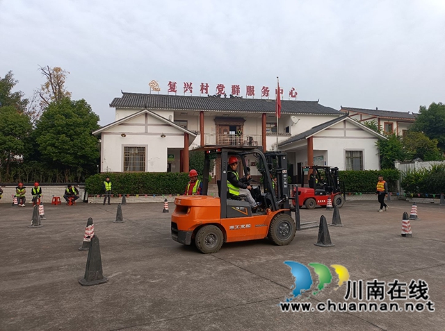 泸县2025年今冬明春返乡农民工叉车技能培训4.jpg