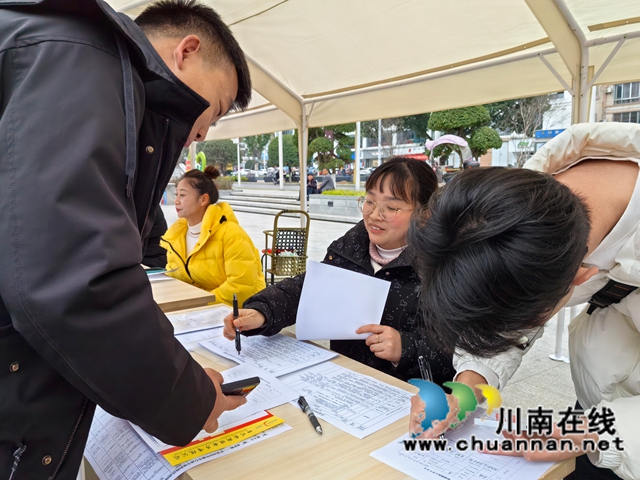 泸县举办2025年“暖冬行动”专场招聘会9.jpg