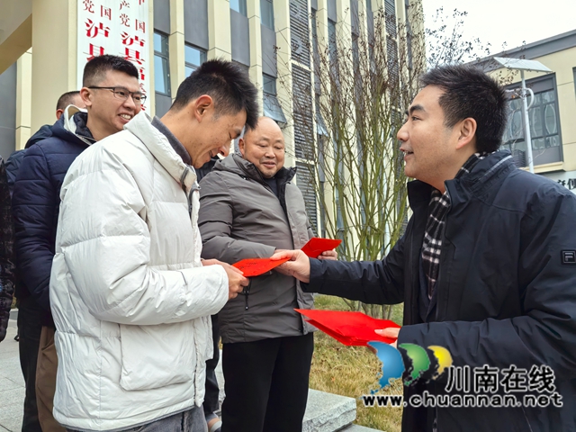 四川省人社厅农工处侯明处长向农民工代表送上暖心慰问金.jpg