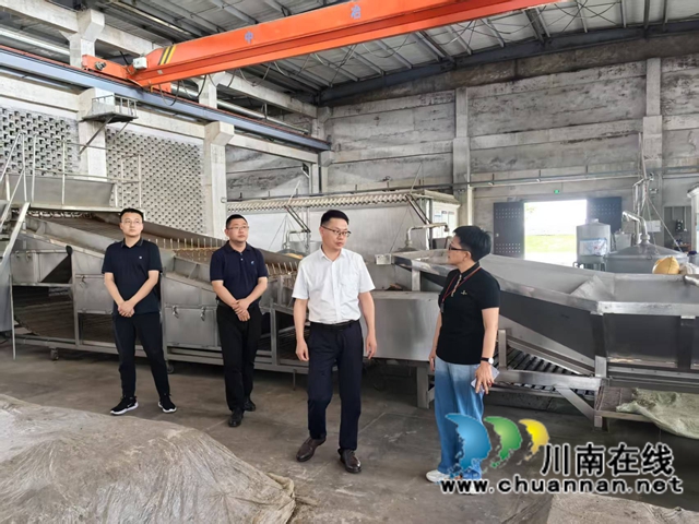 20250609泸县县长张程（右二）带队开展“进解促”企业走访，泸县经济信息科技局局长刘锐（左一）陪同.jpg