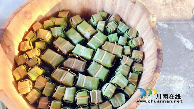 图2：包好的黄粑放入木甑蒸熟.jpg