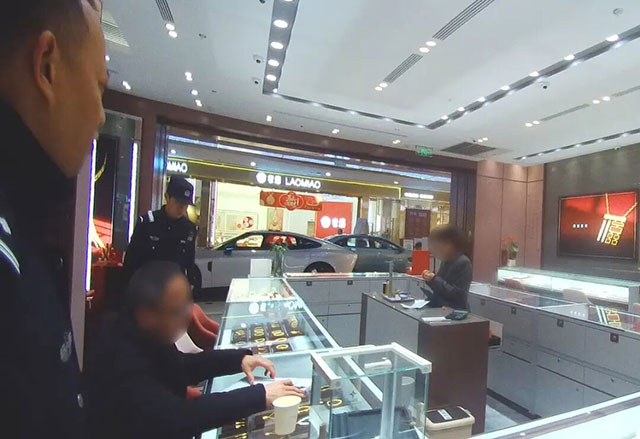 老板,称一斤黄金!店员:很“担心”为您服务,报警了……(图3) 3.jpg