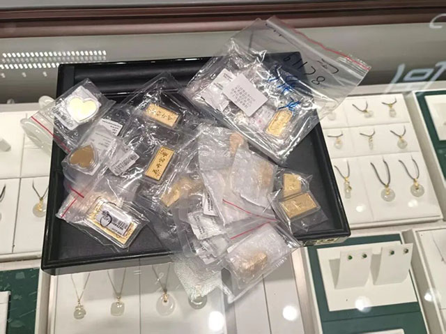 老板,称一斤黄金!店员:很“担心”为您服务,报警了……(图2) 2.jpg