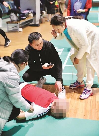 泸州一男子打球时突然心脏骤停,3名医生上演“生死时速”(图1) 球1.jpg