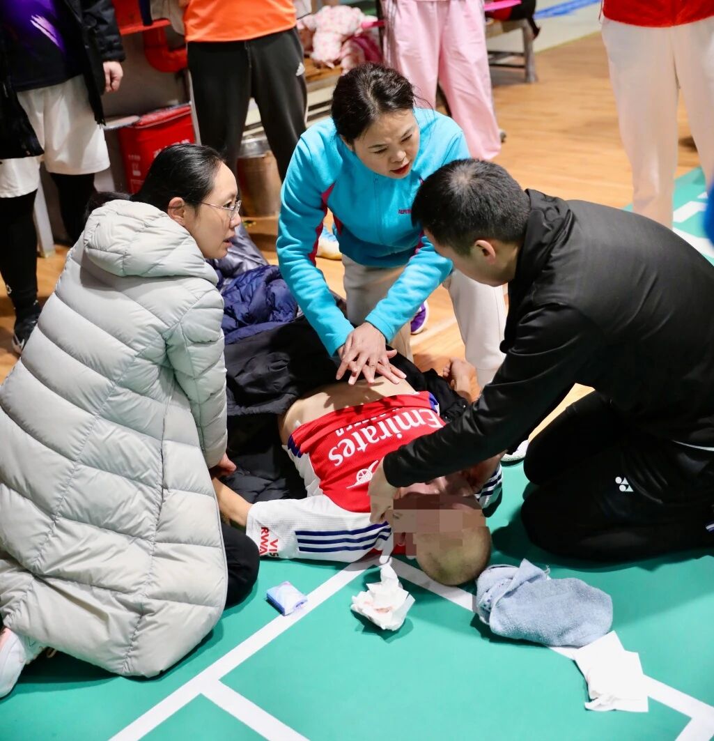 泸州一男子打球时突然心脏骤停,3名医生上演“生死时速”(图2) 球2.jpg