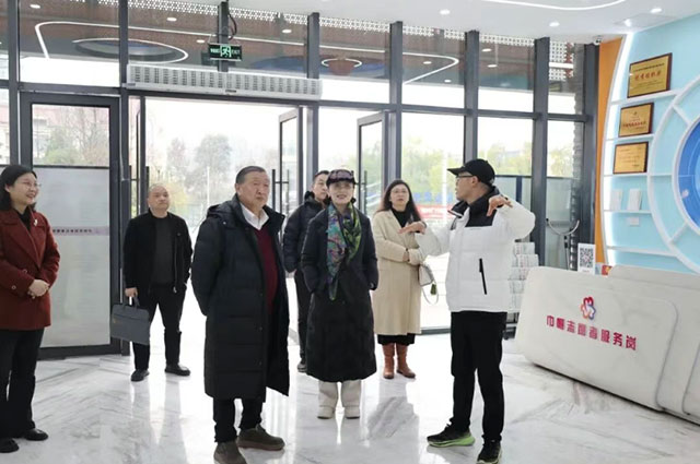 校地联动聚合力 携手赋能促提升┃成都大学法学院、北京三宽教育科学研究院来泸开展调研交流活动(图2) 2.jpg