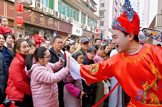 正月初一，5万人齐聚江阳看演出、逛集市→